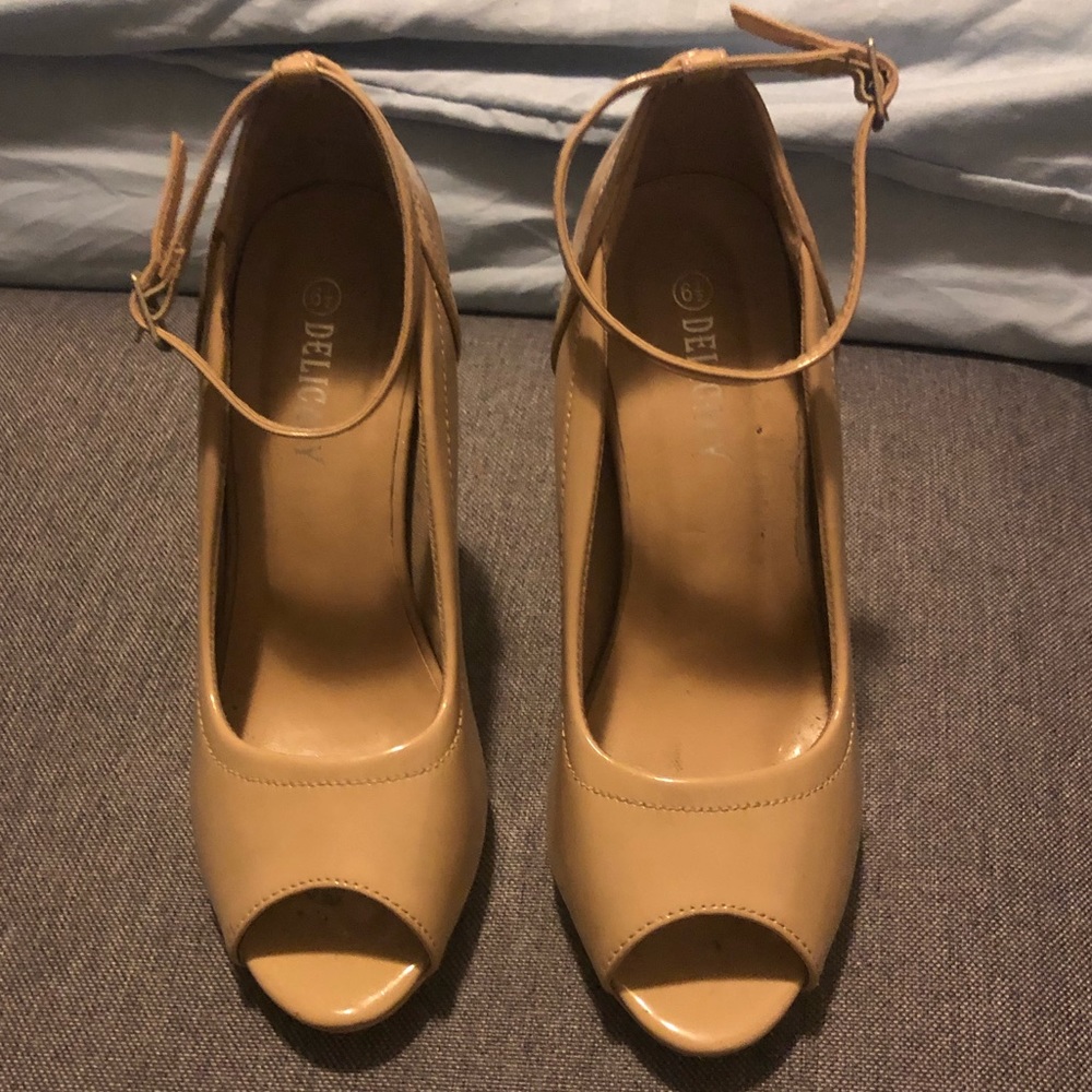 Delicacy patent leather shoes